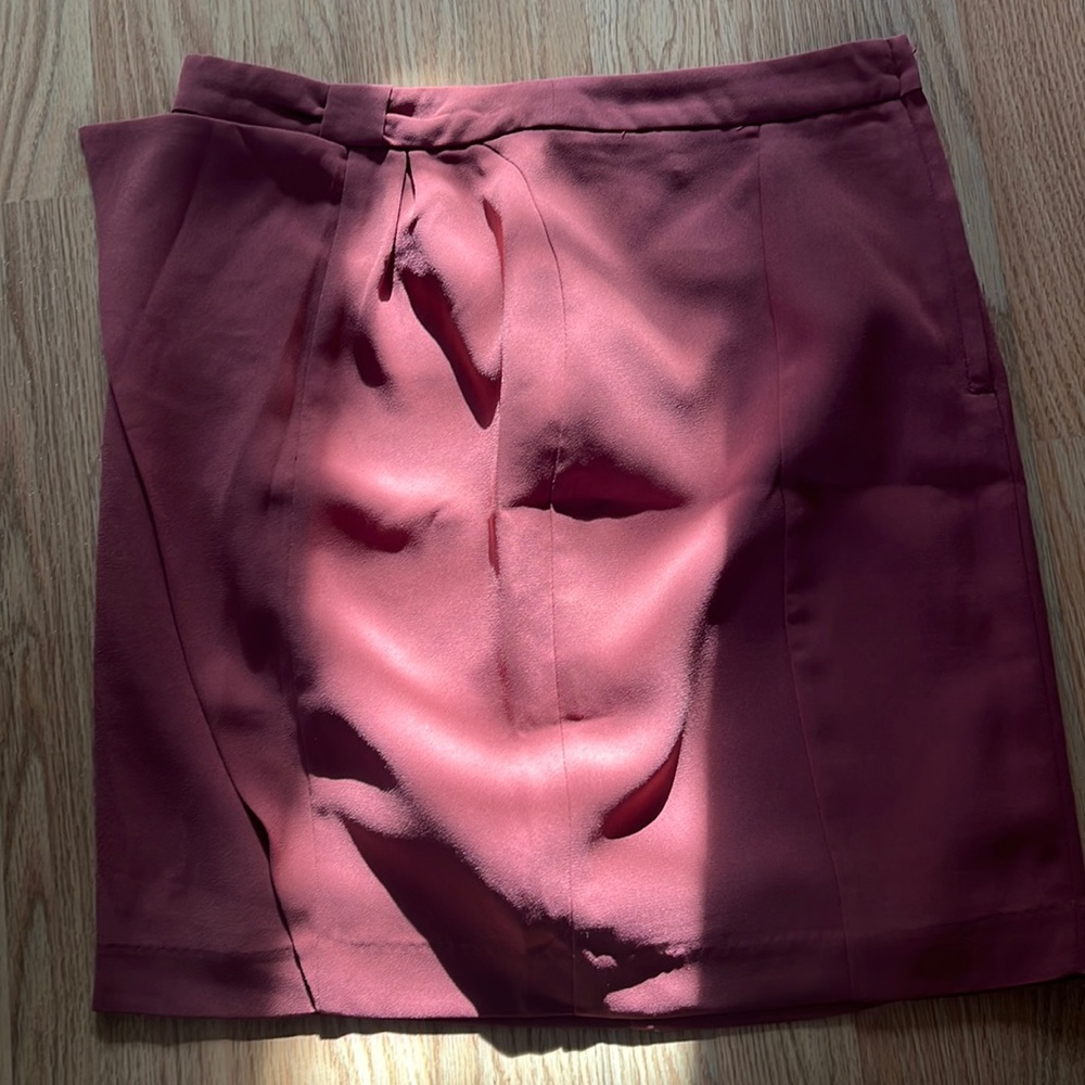 Size 8 burgundy skirt - great condition. H&M